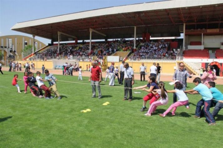 Fiziksel Etkinlik Yarışmaları Renkli Görüntülere Sahne Oldu